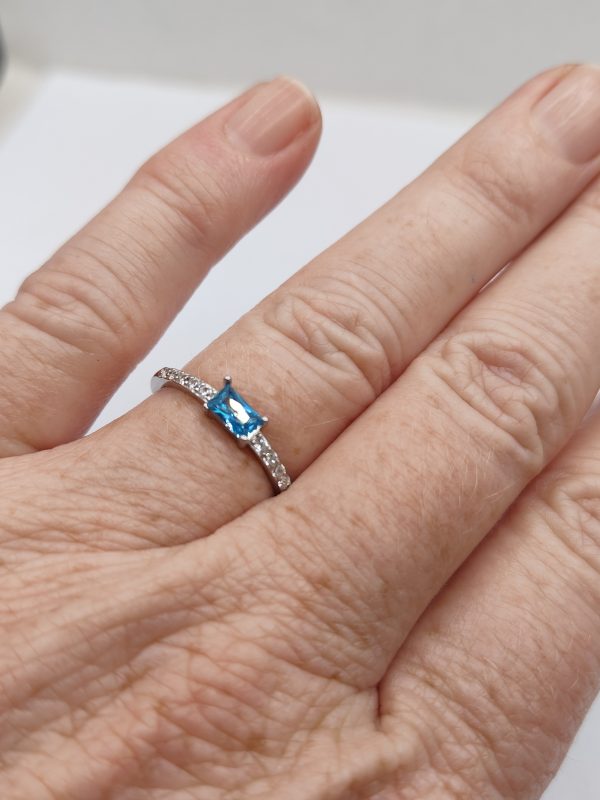 Size 7 cz and 5mmx3mm blue baguette dress ring